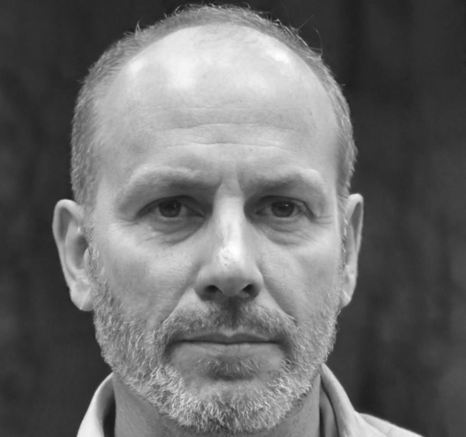 Portrait de Maxime Dubois, spécialiste en techniques de rasage et soins de la barbe